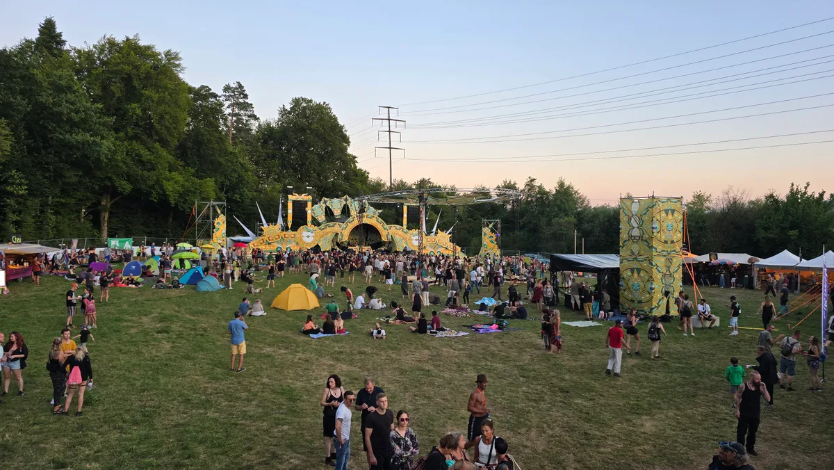 Pan Tau Festival, Wiese von hinten, Hunderte Menschen vor der Bühne